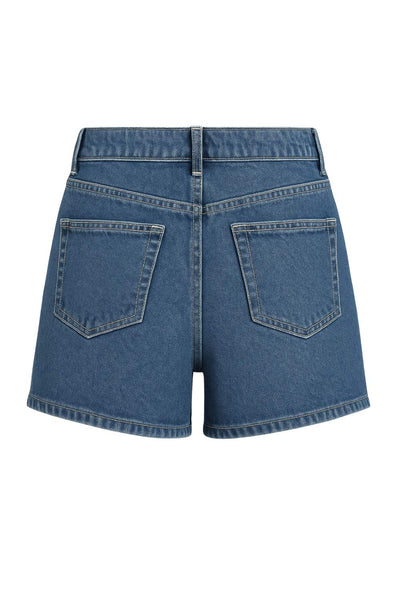 Shorts de denim, tiro alto con pretina y trabillas, bolsillos delanteros y traseros de parche. Cierre frontal con botón y cremallera oculta.