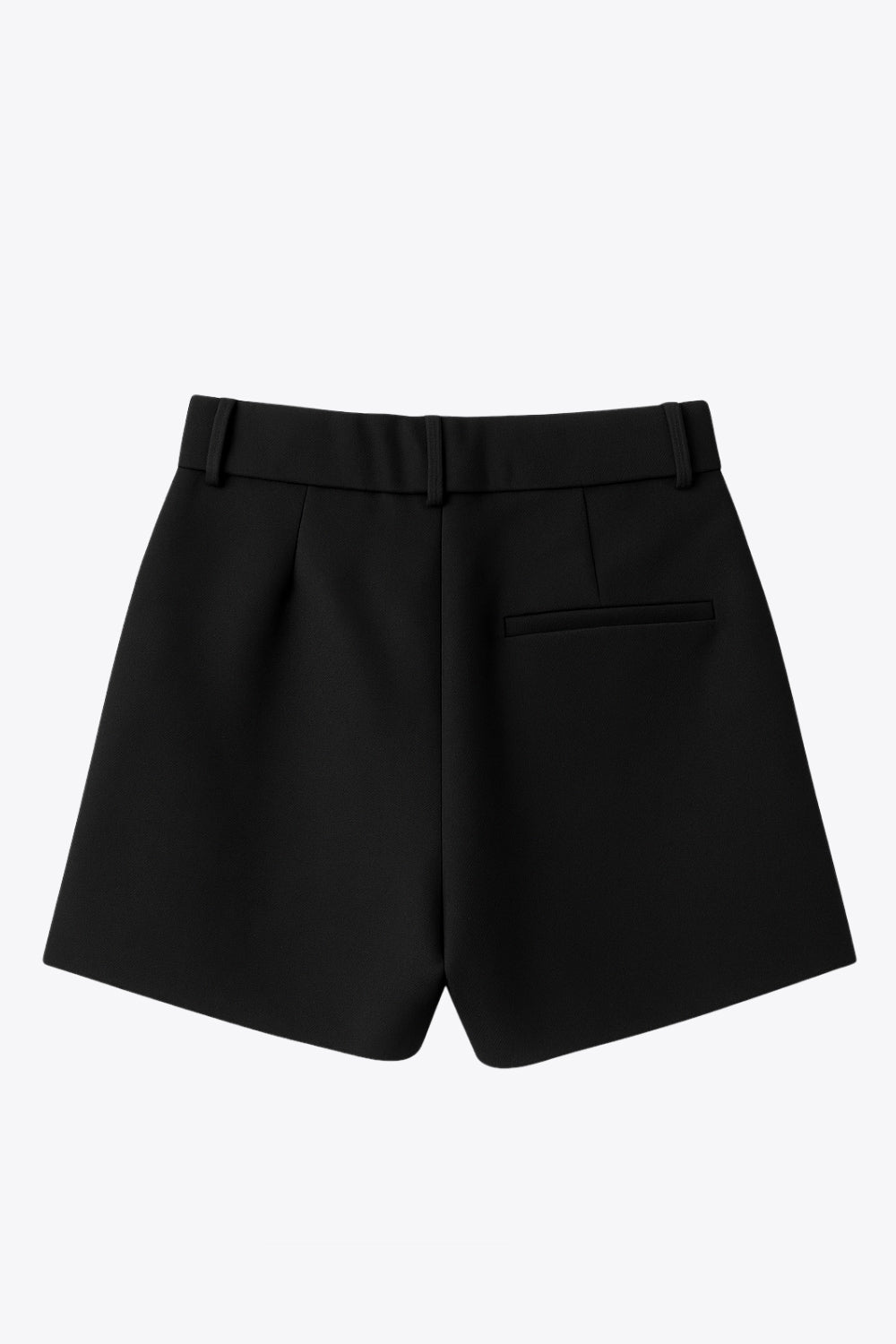 Short corto de cintura alta con pretina elástica posterior y trabillas, corte en a, pinzas frontales, bolsillos delanteros y vivo decorativo posterior. Cierre frontal con broche y cremallera oculta.