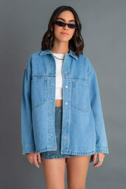 Sobrecamisa de denim, fit recto, cuello camisero, manga larga con puño abotonado, bolsillos delanteros de parche y bajo curveado. Cierre frontal con hilera de botones en contraste.
