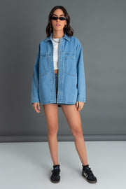 Sobrecamisa de denim, fit recto, cuello camisero, manga larga con puño abotonado, bolsillos delanteros de parche y bajo curveado. Cierre frontal con hilera de botones en contraste.