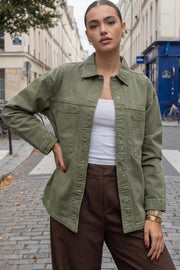 Sobrecamisa de denim, fit recto, cuello camisero, manga larga con puño abotonado, bolsillos delanteros de parche y bajo curveado. Cierre frontal con hilera de botones en contraste.