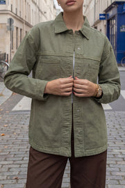 Sobrecamisa de denim, fit recto, cuello camisero, manga larga con puño abotonado, bolsillos delanteros de parche y bajo curveado. Cierre frontal con hilera de botones en contraste.