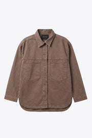 Sobrecamisa de denim, fit recto, cuello camisero, manga larga con puño abotonado, bolsillos delanteros de parche y bajo curveado. Cierre frontal con hilera de botones en contraste.