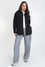 Sobrecamisa de fit oversized, manga larga con puño abotonado, cuello camisero, bolsillos delanteros de parche con cartera, bajo curveado y cierre frontal con hilera de botones.