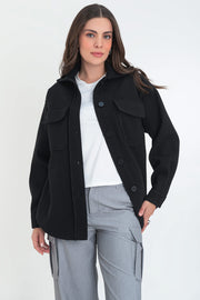 Sobrecamisa de fit oversized, manga larga con puño abotonado, cuello camisero, bolsillos delanteros de parche con cartera, bajo curveado y cierre frontal con hilera de botones.