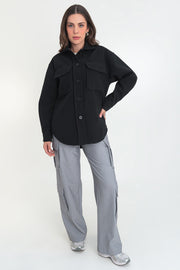 Sobrecamisa de fit oversized, manga larga con puño abotonado, cuello camisero, bolsillos delanteros de parche con cartera, bajo curveado y cierre frontal con hilera de botones.