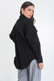 Sobrecamisa de fit oversized, manga larga con puño abotonado, cuello camisero, bolsillos delanteros de parche con cartera, bajo curveado y cierre frontal con hilera de botones.