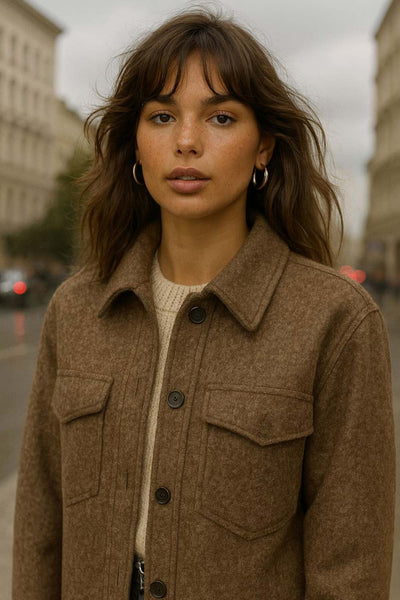 Sobrecamisa de fit oversized, manga larga con puño abotonado, cuello camisero, bolsillos delanteros y frontales de parche con cartera, bajo curveado y cierre frontal con hilera de botones en contraste.