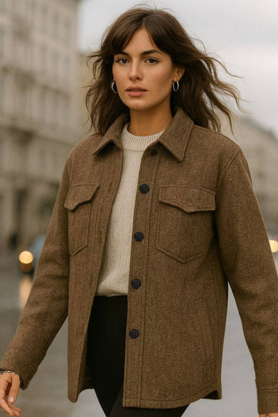 Sobrecamisa de fit oversized, manga larga con puño abotonado, cuello camisero, bolsillos delanteros y frontales de parche con cartera, bajo curveado y cierre frontal con hilera de botones en contraste.