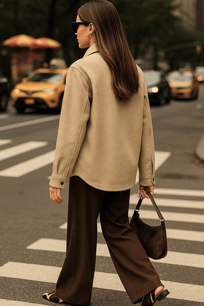 Sobrecamisa de fit oversized, manga larga con puño abotonado, cuello camisero, bolsillos delanteros y frontales de parche con cartera, bajo curveado y cierre frontal con hilera de botones en contraste.