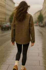 Sobrecamisa de fit oversized, manga larga con puño abotonado, cuello camisero, bolsillos delanteros y frontales de parche con cartera, bajo curveado y cierre frontal con hilera de botones en contraste.