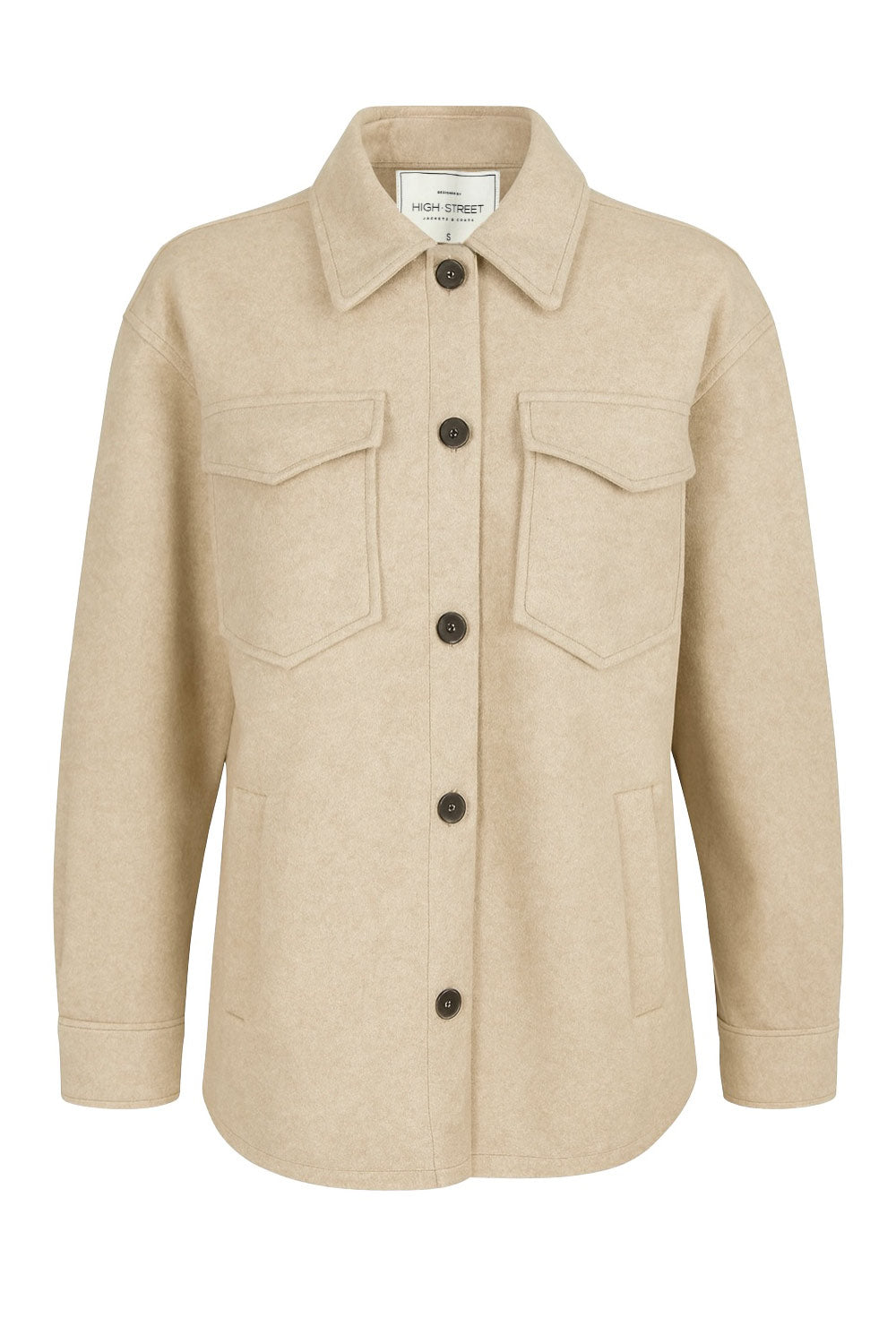 Sobrecamisa de fit oversized, manga larga con puño abotonado, cuello camisero, bolsillos delanteros y frontales de parche con cartera, bajo curveado y cierre frontal con hilera de botones en contraste.