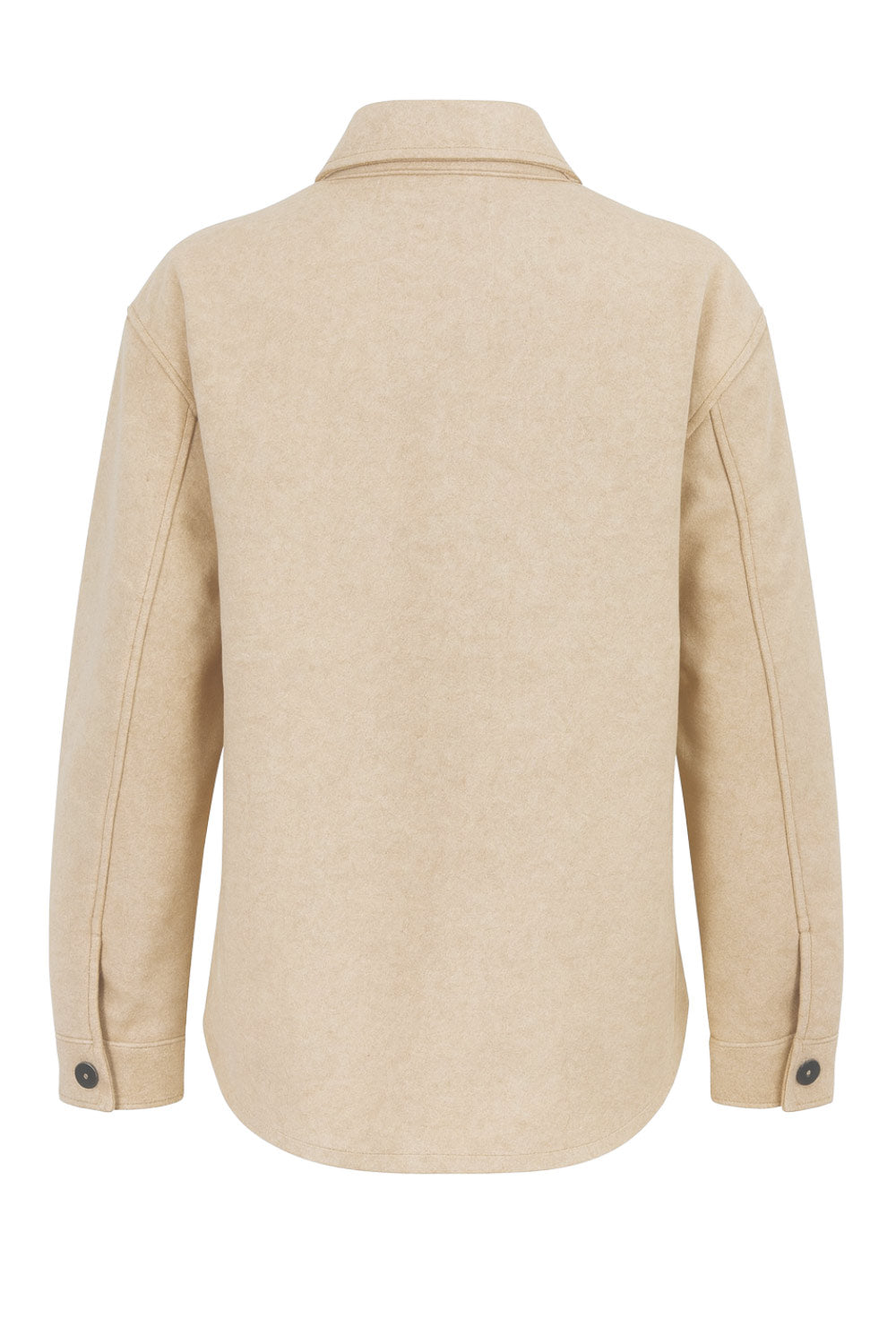 Sobrecamisa de fit oversized, manga larga con puño abotonado, cuello camisero, bolsillos delanteros y frontales de parche con cartera, bajo curveado y cierre frontal con hilera de botones en contraste.