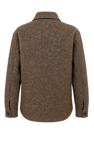 Sobrecamisa de fit oversized, manga larga con puño abotonado, cuello camisero, bolsillos delanteros y frontales de parche con cartera, bajo curveado y cierre frontal con hilera de botones en contraste.