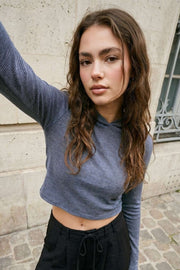 Sudadera corta de estampado rayas, con capucha, fit ajustado y manga larga con cut out en puños.
