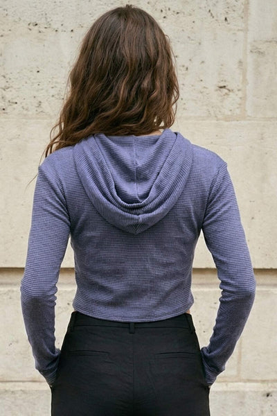 Sudadera corta de estampado rayas, con capucha, fit ajustado y manga larga con cut out en puños.