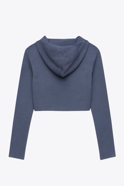 Sudadera corta de estampado rayas, con capucha, fit ajustado y manga larga con cut out en puños.