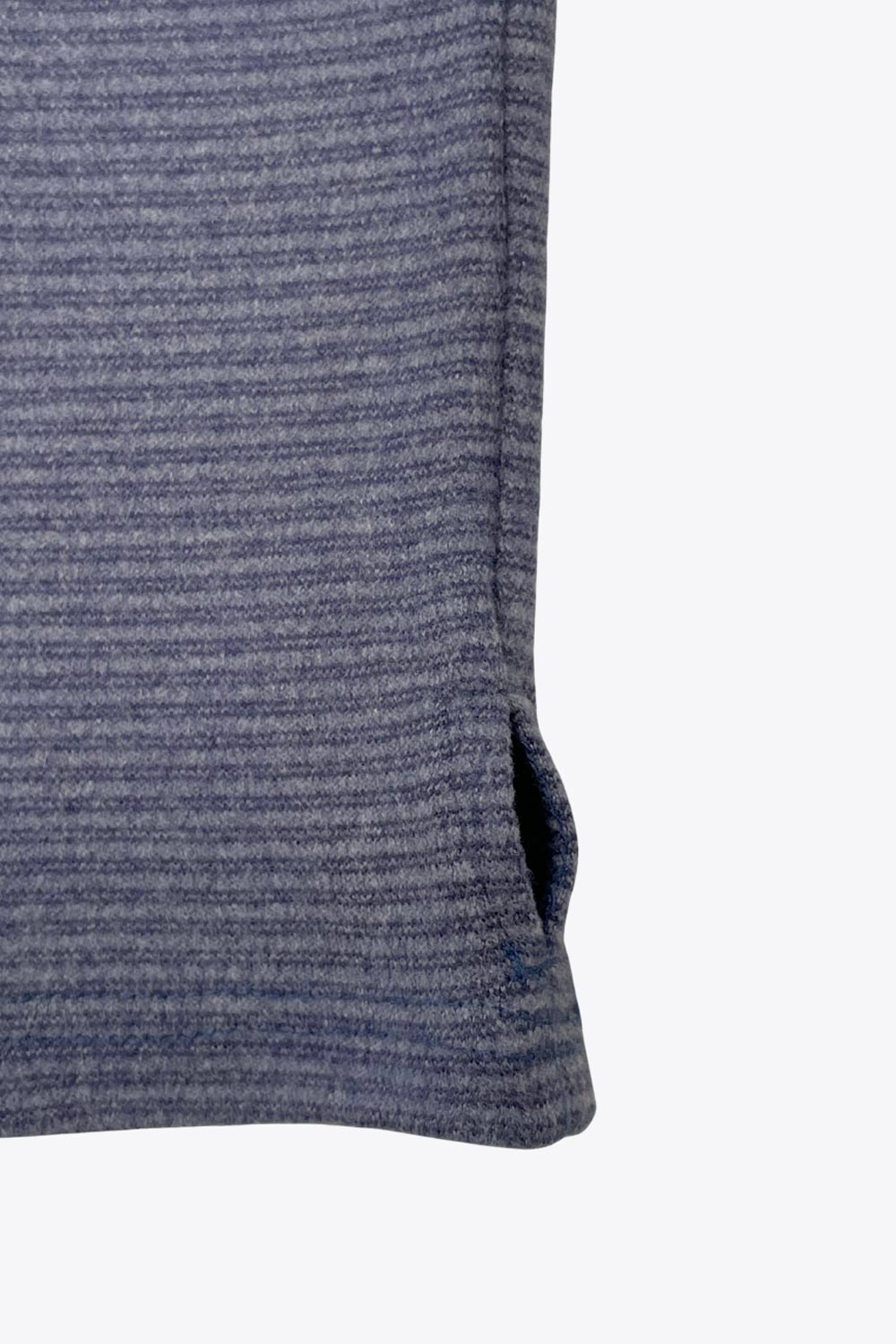 Sudadera corta de estampado rayas, con capucha, fit ajustado y manga larga con cut out en puños.