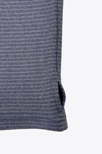 Sudadera corta de estampado rayas, con capucha, fit ajustado y manga larga con cut out en puños.