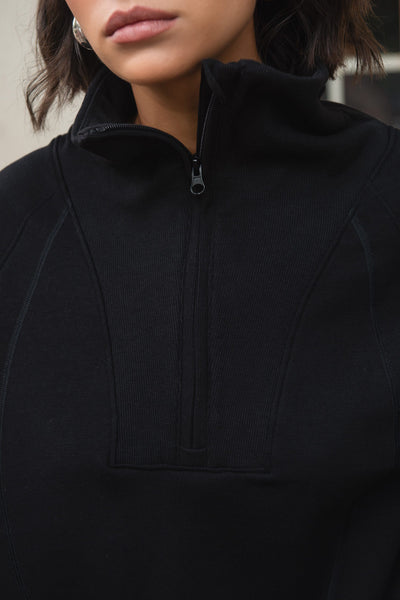 Sudadera de fit oversized, manga larga raglán con rib en puño y bajo. Detalle de aberturas frontales en bajo, cuello sport y cierre frontal con cremallera.