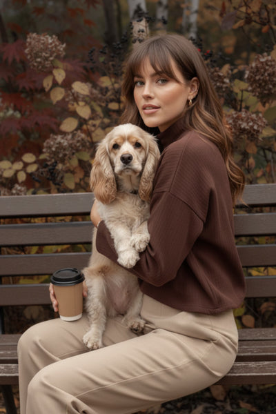 Jersey canalé de punto, fit oversized, cuello alto y manga larga amplia con hombro caído.