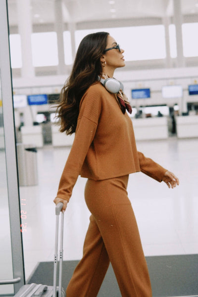 Jersey canalé de punto, fit oversized, cuello alto y manga larga amplia con hombro caído.