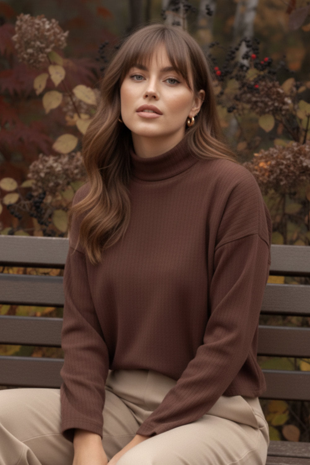 Jersey canalé de punto, fit oversized, cuello alto y manga larga amplia con hombro caído.