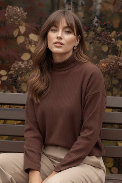 Jersey canalé de punto, fit oversized, cuello alto y manga larga amplia con hombro caído.