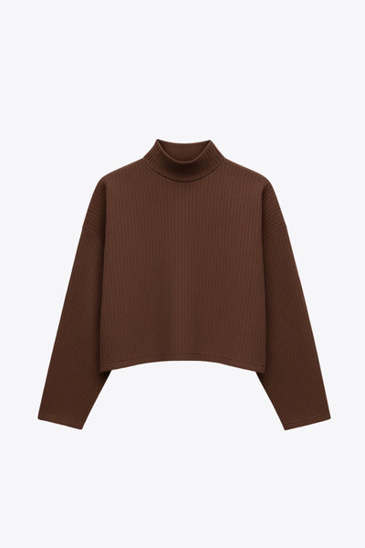 Jersey canalé de punto, fit oversized, cuello alto y manga larga amplia con hombro caído.