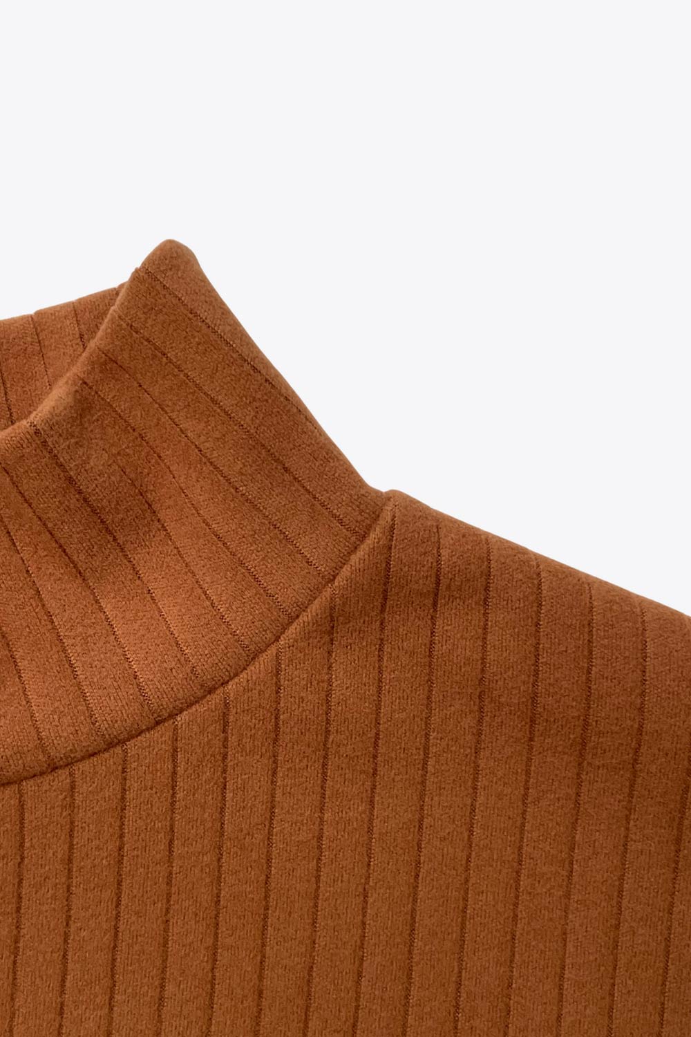 Jersey canalé de punto, fit oversized, cuello alto y manga larga amplia con hombro caído.