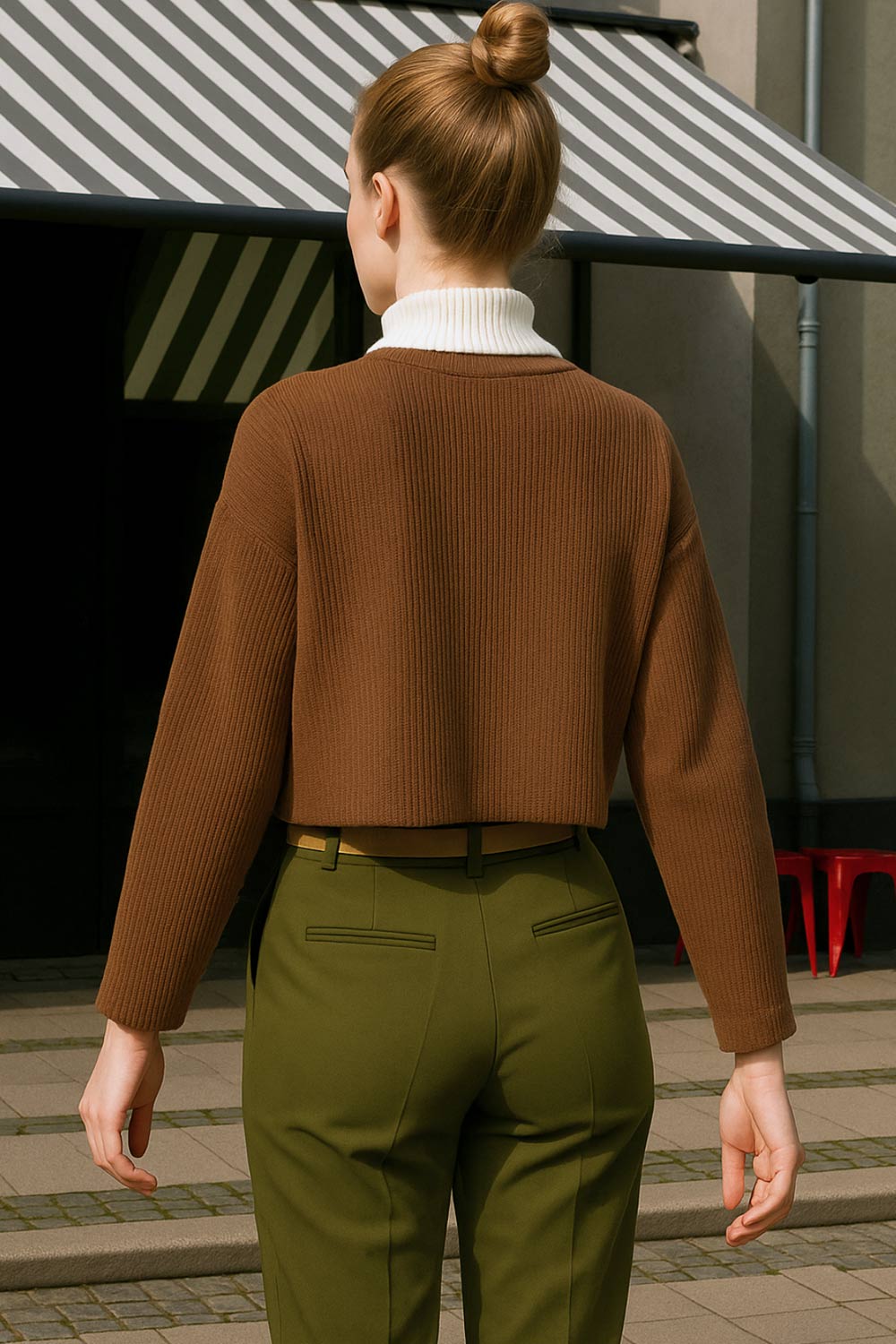 Jersey básico de punto, fit recto, cuello redondo y manga larga de hombro caído.