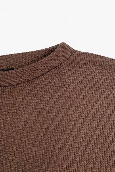 Jersey básico de punto, fit recto, cuello redondo y manga larga de hombro caído.