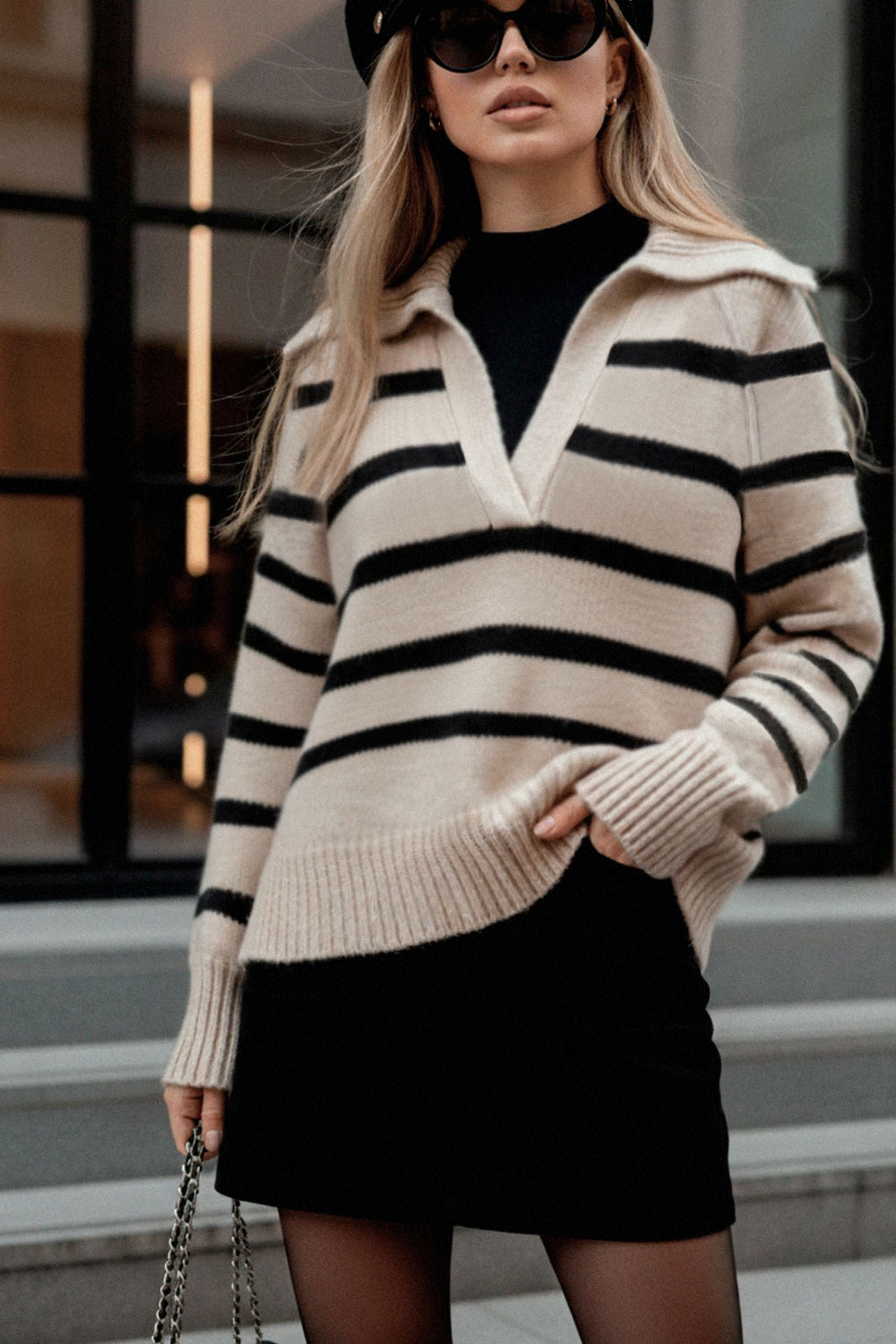 Jersey de punto, estampado rayas, fit recto, manga larga con rib en puños y escote v con cuello polo.