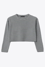 Jersey corto de fit ligeramente oversized, cuello redondo con rib y manga larga con hombro caído.