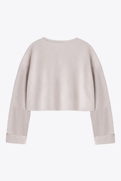 Jersey básico de punto, fit recto, cuello redondo, manga larga de hombro caído y rib en puños.