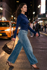 Top de fit ajustado, plisados en hombro, manga larga y cuello diagonal asimétrico con hombro descubierto.