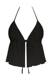 Top corto de escote v con lazo amarrable frontal, rib elástico en espalda, tirantes halter con lazo amarrable posterior y abertura frontal en bajo. Detalle de peplum olanes en bajo y textura en tejido.