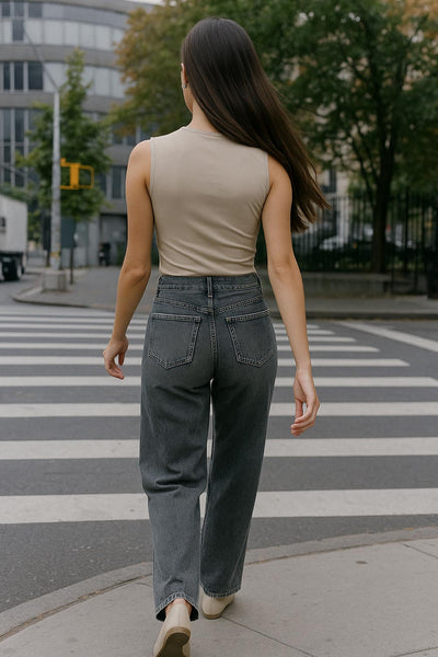 Top de fit ajustado, sin mangas, cuello fluido y plisados decorativos en hombros.