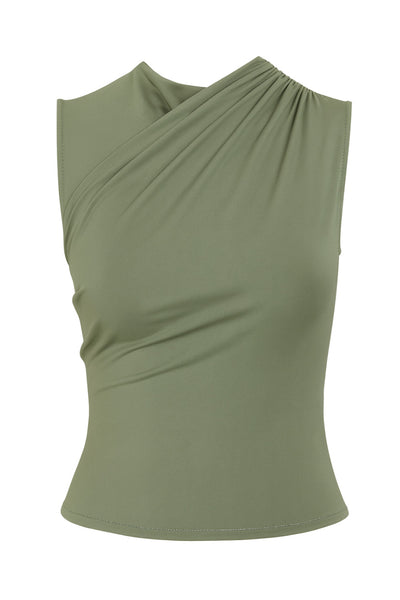 Top de fit ajustado, sin mangas, cuello fluido y plisados decorativos en hombros.