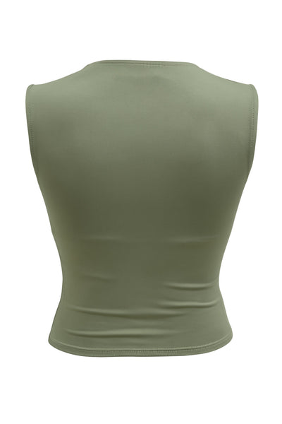 Top de fit ajustado, sin mangas, cuello fluido y plisados decorativos en hombros.