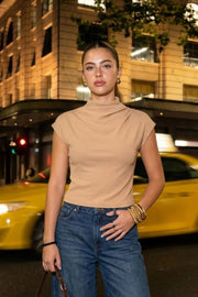 Top canalé de fit ajustado, cuello alto fluido con plisados en hombro y manga corta seguida.