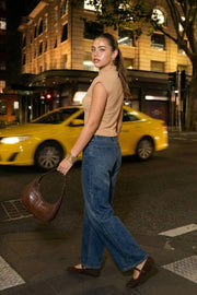 Top canalé de fit ajustado, cuello alto fluido con plisados en hombro y manga corta seguida.