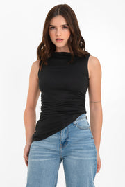 Top asimétrico de fit ajustado sin mangas, cuello barco, plisados laterales y detalle de bajo diagonal asimétrico.