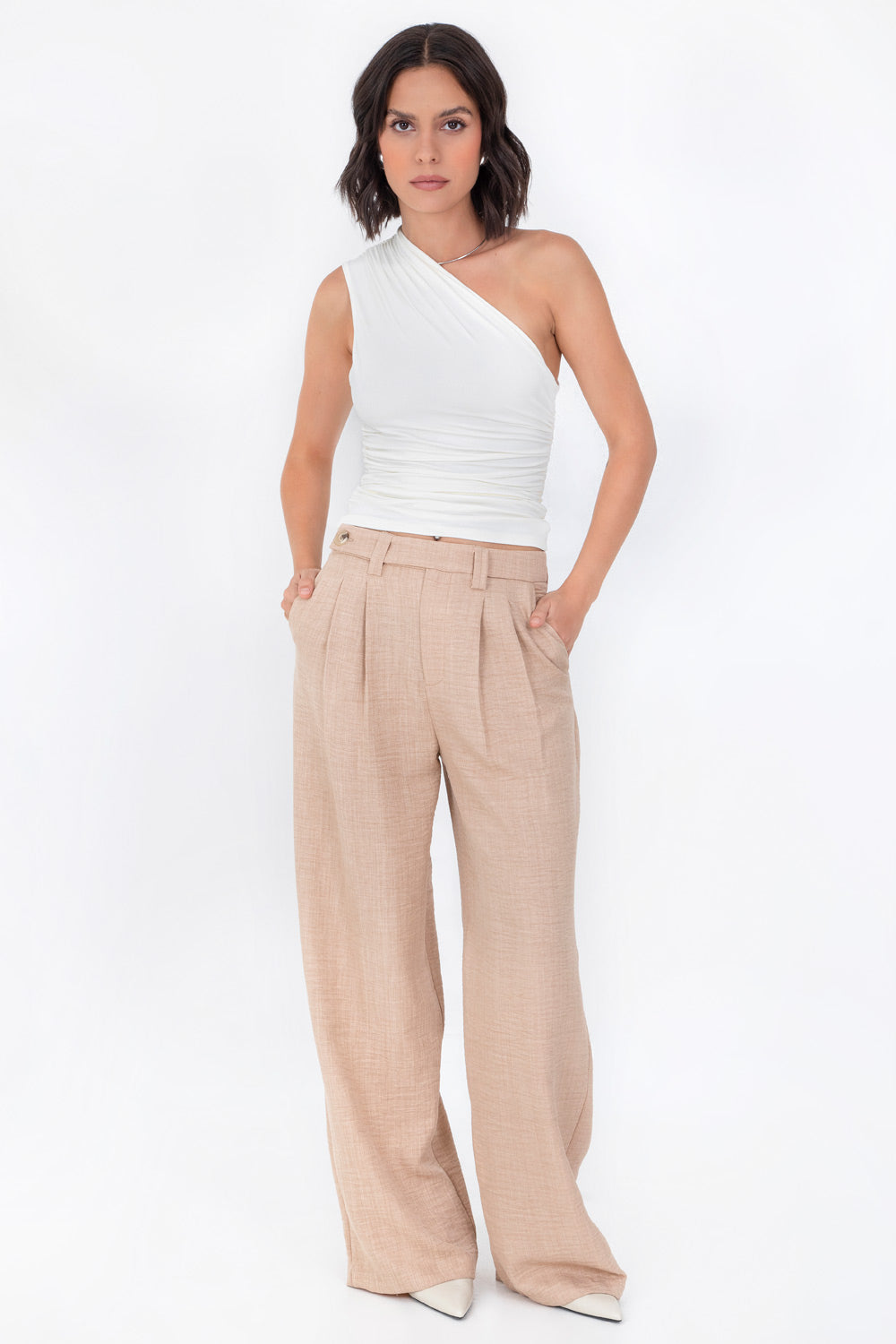 Top asimétrico de fit ajustado, un hombro con plisados, escote diagonal y plisados decorativos en costados.