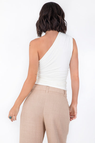 Top asimétrico de fit ajustado, un hombro con plisados, escote diagonal y plisados decorativos en costados.