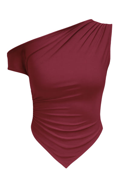 Top ajustado sin mangas, de cuello diagonal con hombro descubierto, plisados en hombros y bajo frontal asimétrico.