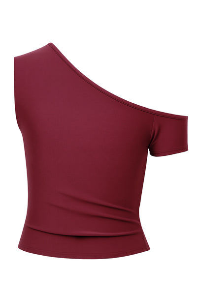 Top ajustado sin mangas, de cuello diagonal con hombro descubierto, plisados en hombros y bajo frontal asimétrico.