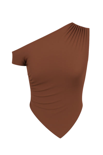 Top ajustado sin mangas, de cuello diagonal con hombro descubierto, plisados en hombros y bajo frontal asimétrico.