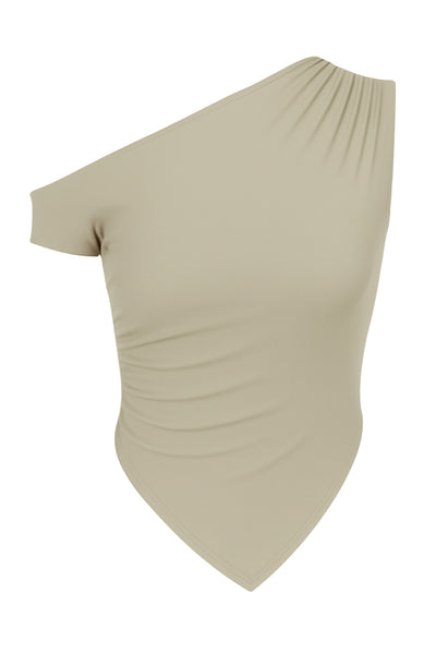 Top ajustado sin mangas, de cuello diagonal con hombro descubierto, plisados en hombros y bajo frontal asimétrico.