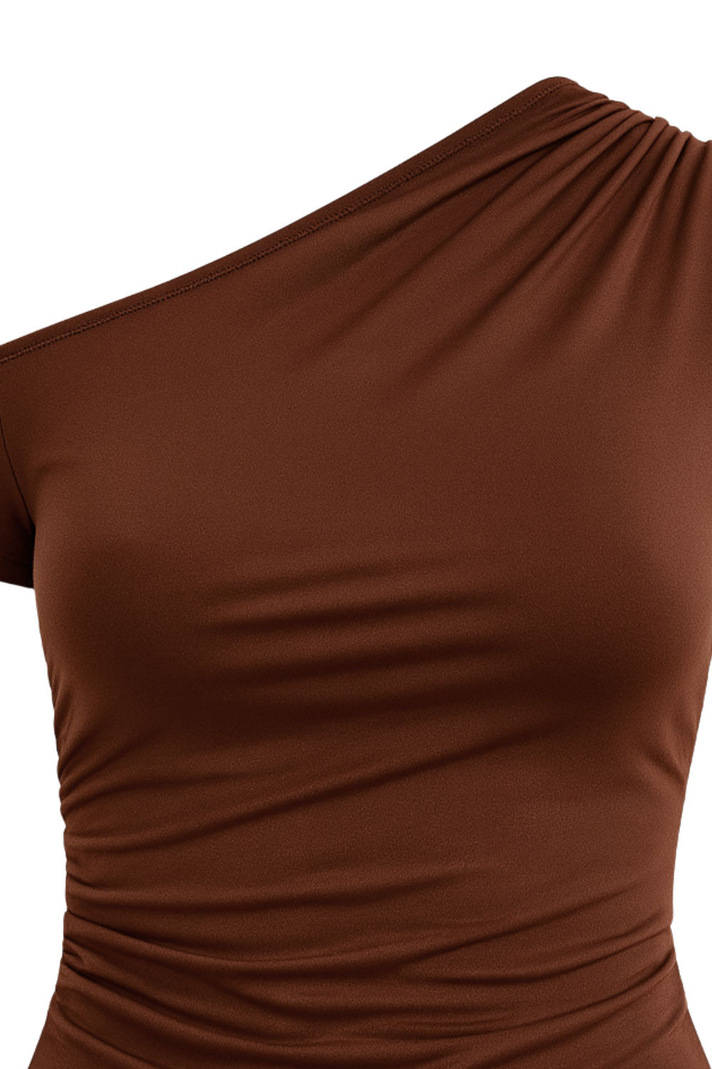 Top ajustado sin mangas, de cuello diagonal con hombro descubierto, plisados en hombros y bajo frontal asimétrico.